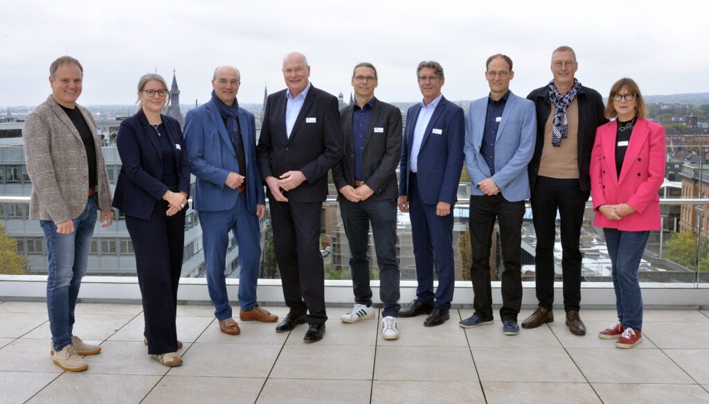 Professor Dirk Müller, Institut für Gebäude- und Raumklimatechnik, Professorin Janina Fels, Institut für Hörtechnik und Akustik, RWTH-Rektor Professor Ulrich Rüdiger, Professor Klaus Genuit, Gründer der HEAD-Genuit-Stiftung, Dr. André Fiebig, TU Berlin, Professor Thomas Kraus, Institut für Arbeits-, Sozial- und Umweltmedizin, Professor Marcel Schweiker, Lehrstuhl für Healthy Living Spaces, Professor Frank Lohrberg, Profilbereich Built and Lived Environment (BLE), Professorin Christa Reicher, Institut für Städtebau (v. l.)