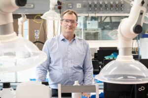 Prof. Dirk Uwe Sauer steht im Labor des Instituts für Elektrochemische Energiewandlung und Speichersystemtechnik der RWTH Aachen.