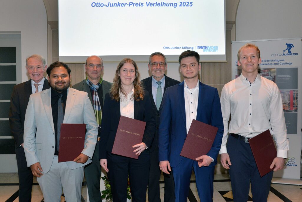 Udo von Berg, RWTH-Rektor Ulrich Rüdiger und Wolfgang Bleck (hintere Reihe, von links) gratulierten den Preisträgern Shiv Shrankar, Fenja Celine Lobenstein, Antoni Chajan und Jakob Neugebauer (vordere Reihe, von links). 