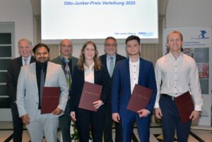 Udo von Berg, RWTH-Rektor Ulrich Rüdiger und Wolfgang Bleck (hintere Reihe, von links) gratulierten den Preisträgern Shiv Shrankar, Fenja Celine Lobenstein, Antoni Chajan und Jakob Neugebauer (vordere Reihe, von links).