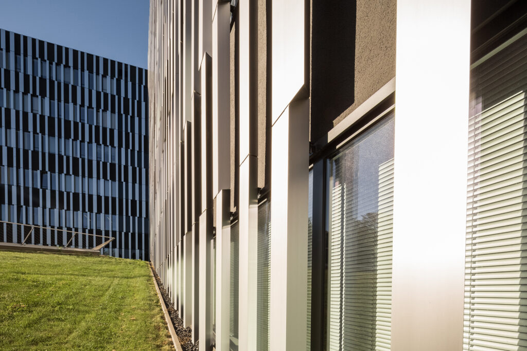 Nahaufnahme von Fensterreihe der Fakultät für Elektrotechnik und Informationstechnik (ICT-Cube)