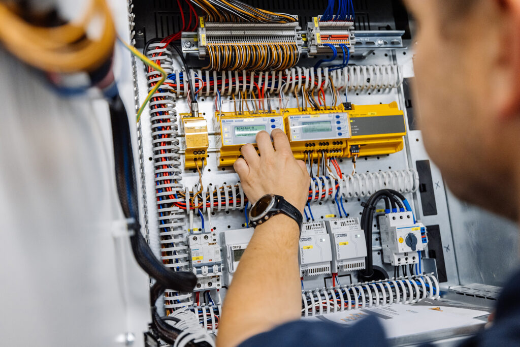 Eine Person arbeitet an einem Stromkreisverteiler