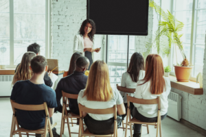 Weibliche Rednerin hält einen Vortrag bei einem Workshop