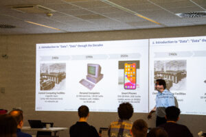 Prof. Stefan Sandfeld vom Forschungszentrum Jülich während seiner Keynote zur Rolle der KI in der Materialforschung