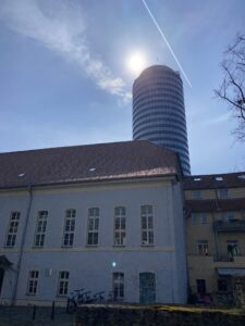 Veranstaltungsort von Außen mit JenTower im Hintergrund