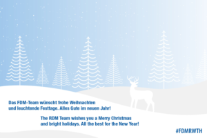 Illustration einer winterlichen Landschaft mit verschneiten Tannen und einem Hirsch, ergänzt durch einen Weihnachtsgruß des FDM-Teams.