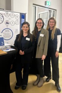 FDM-Team steht vor dem FDM/Coscine-Stand