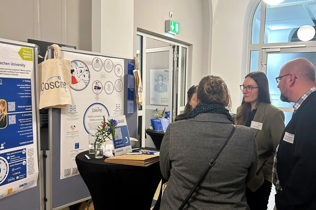 Personen stehen vor dem FDM/Coscine-Stand bei der RWTHtransparent