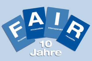 FAIR-Prinzipien im Postkartenformat, unten in weißer Schrift auf hellblauem Hintergrund: "10 Jahre"
