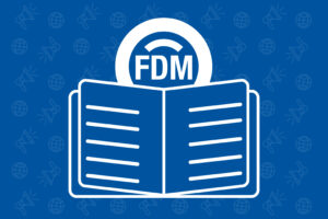 Grafik eines geöffneten Buches mit dem Schriftzug „FDM“ in einem Kreis darüber, auf blauem Hintergrund mit Symbolen für Weltkugeln und Megafone.