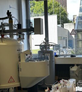 NMR spectrometers for the analysis of chemical samples