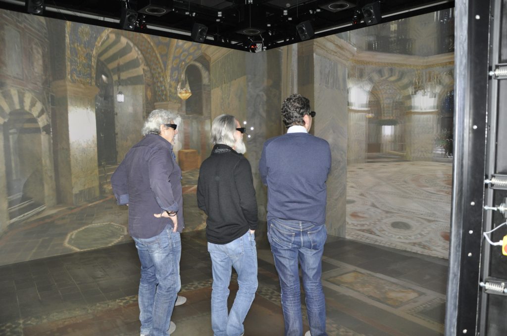Der Besuch in der aixCAVE: Ein virtueller Rundgang durch den Aachener Dom.