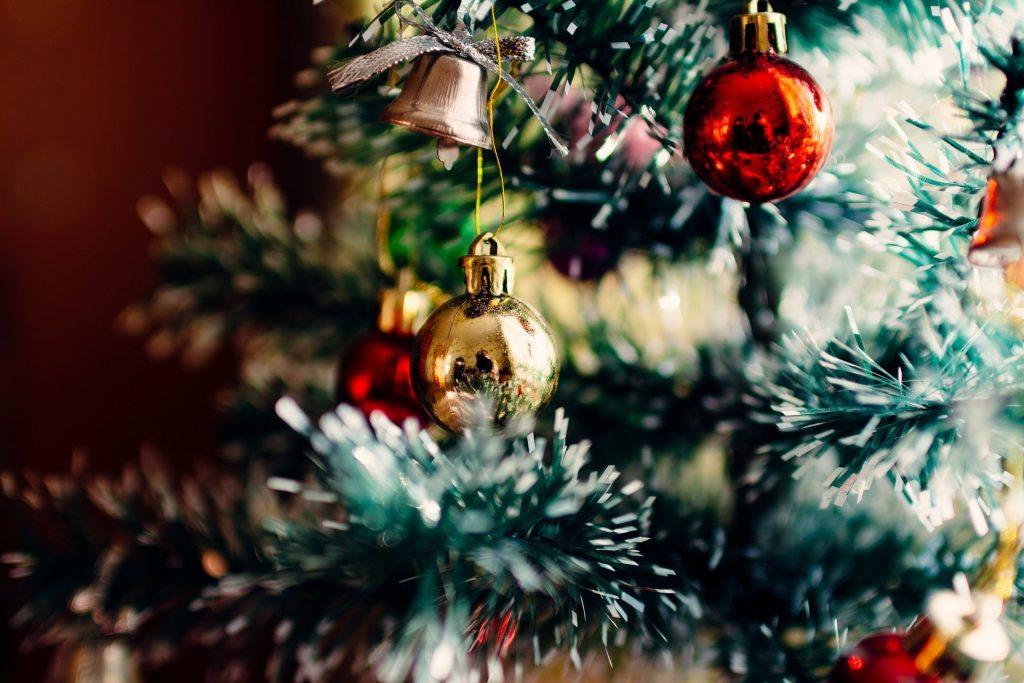 Ein Weihnachtsbaum mit goldenen und roten Kugeln.