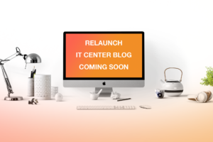 Arbeitsplatz mit Computerbildschirm und der Ankündigung des IT Center Blog Relaunch