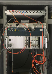 Ein altes BNC Netzwerk von verschiedenen Kabeln von hinten