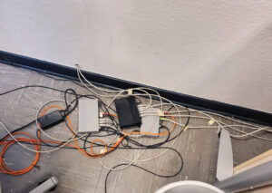 Einfache Switche mit vielen Kabel auf dem Boden