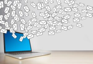Laptop mit vielen fliegenden Briefen