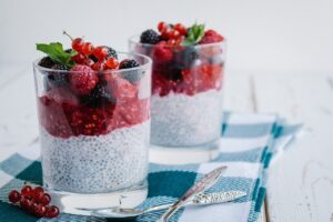 Chiapudding with berries on top