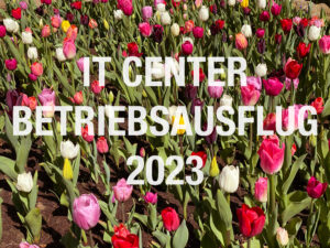 Schriftzug "IT CENTER BETRIEBSAUSFLUG 2023" vor Tulpenfeld