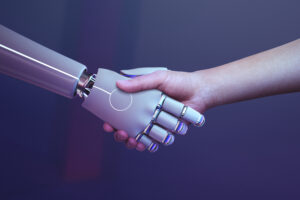 Roboterhand schüttelt menschliche Hand