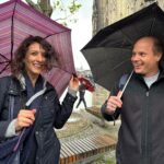 Zwei Menschen mit einem Schirm