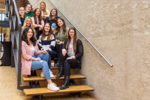Zehn Frauen sitzend auf einer Treppe