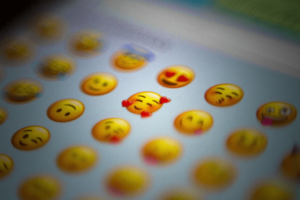 Eine Auswahl an bunten Emojis auf der Tastatur