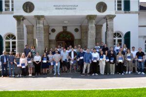 Gruppenfoto der 54 Azubi-Absolventen der RWTH