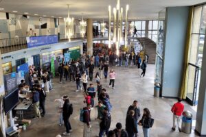 Entrance hall of the Audimax with many people