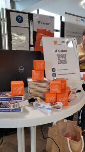 Stand des IT Centers mit Merchandise-Artikeln