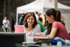 Zwei Frauen unterhalten sich an einem Tisch