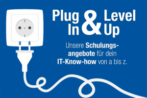 Illustration einer Steckdose mit eingestecktem Stecker und Kabel auf blauem Hintergrund. Text: "Plug In & Level Up – Unsere Schulungsangebote für dein IT-Know-how von a bis z."