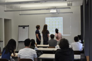 Auszubildende bei dem Versuch ein IT Rätsel zu lösen