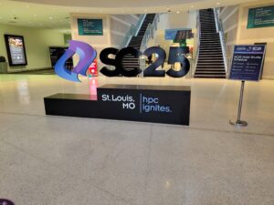 Ein Aufsteller des Logo der SC25 mit dem Motto "hpc ignites" im Veranstaltungsgebäude
