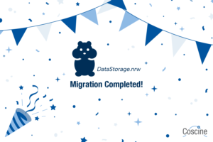 Blaue Girlanden und Konfetti, in der Mitte eine blaue Grafik mit einem Hamster, daneben der Text "DataStorage.nrw", darunter der Text "Migration Completed!" unten rechts das Coscine-Logo