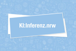 Hellblaues Banner mit der weißen Aufschrift „KI:Inferenz.nrw“ vor Hintergrund mit Technik- und KI-Symbolen.