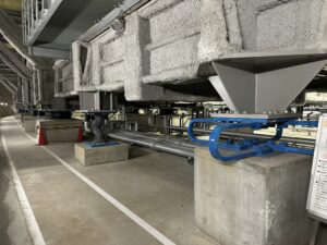 Große Federn unter dem Supercomputer, die die Auswirkungen seismischer Aktivitäten auf IT-Geräte dämpfen