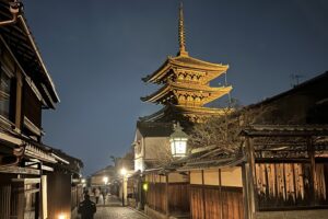 Eine Straße im Dunkeln in Japan