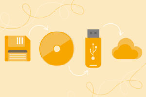 Vor orangenem Hintergrund Pikotgramme einer Diskette, CD, USB-Stick und einer Wolke