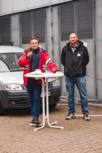 Zwei Personen an einem Stehtisch