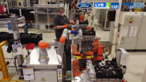 Roboter in Zusammenarbeit mit Menschen in der Produktion bei FORD